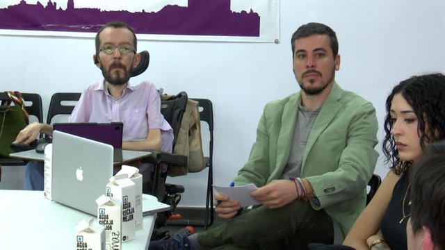 El candidato de Unidas Podemos a la Junta por Unidas Podemos, José Luis García Gascón, junto al portavoz de Unidas Podemos en el Congreso de los Diputados, Pablo Echenique.