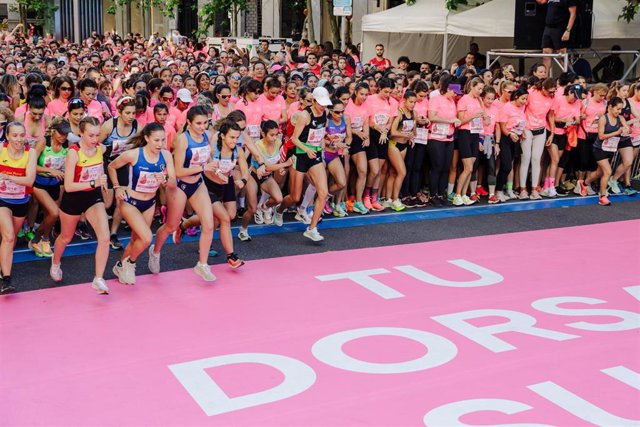Miles de personas participan en la décimo novena edición de la Carrera de la Mujer de Madrid 2023
