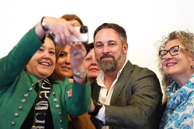 El presidente de Vox, Santiago Abascal, se hace una foto con simpatizantes tras la presentación del documental de la fundación Disenso sobre el futuro de Europa.