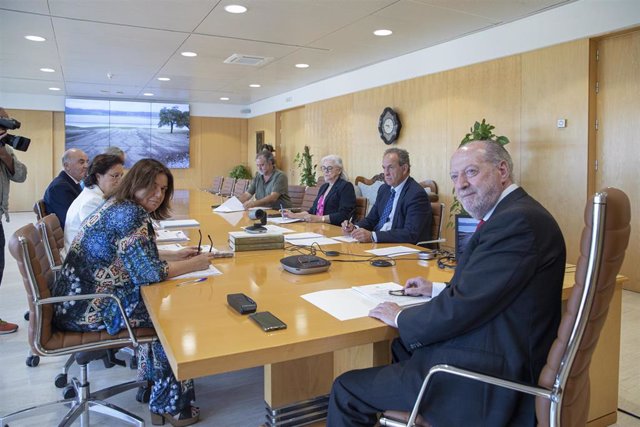 El presidente de la Diputación de Sevilla, Fernando Rodríguez Villalobos, en la Mesa de la Sequía.