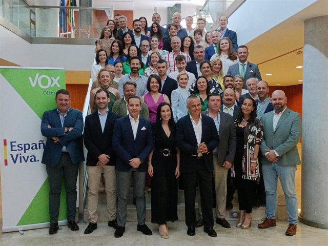 Candidatos de Vox a la Asamblea de Extremadura por la provincia de Badajoz y Cáceres junto a la diputada en el Congreso Magdalena Nevado