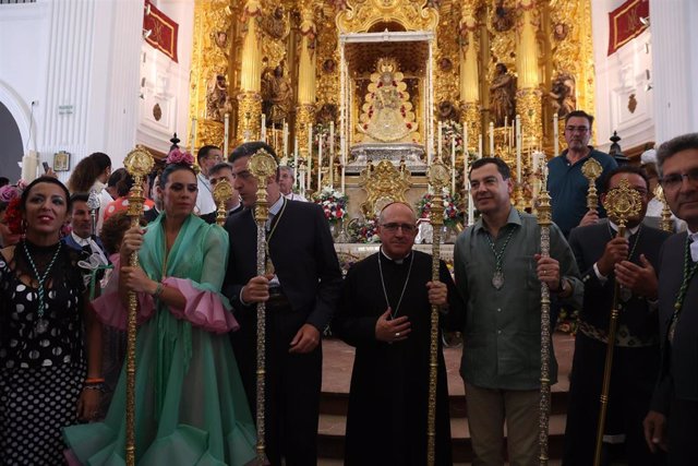 Archivo - El presidente de la Junta, Juanma Moreno, visita la ermita de la Virgen del Rocío junto a la Hermandad Matriz de Almonte
