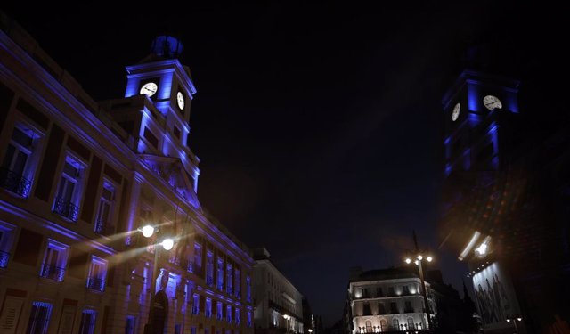 Archivo - La fachada de la Real Casa de Correos iluminada en azul