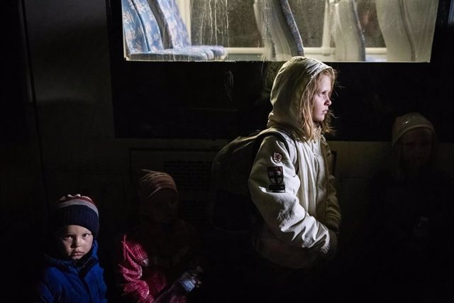 Archivo - May 8, 2022, Zaporizhia, ZaporizAka Oblast, Ukraine: A young girl and her siblings arrived from Mariupol to Zaporizhia by the evacuation held by the Red Cross on Sunday night. United Nations and The Red Cross has now evacuated over 300 civilian