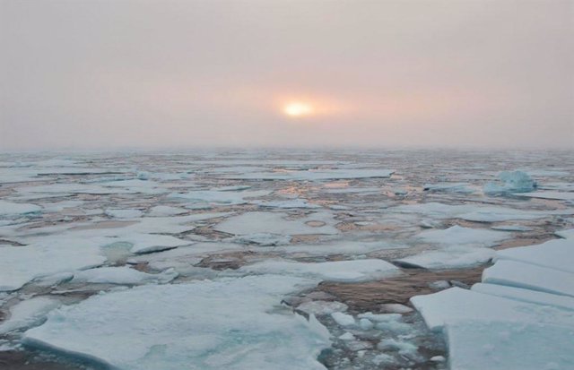 Amanecer en el horizonte de hielo en el Océano Ártico occidental