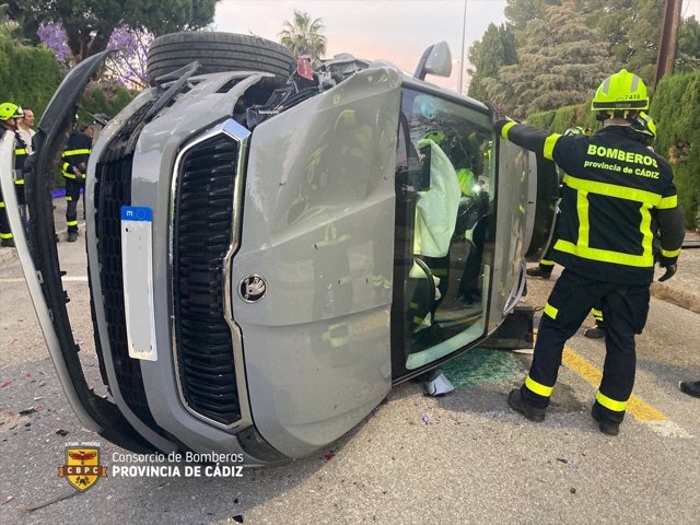 Un conductor vuelca su vehículo tras chocar contra otro que estaba aparcado en la calle en Jerez