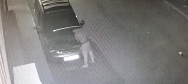 Imagen captada de uno de los robos cometidos por el vecino de Alcalá del Río detenido acusado de una treintena de hurtos en colegios, viviendas, naves y vehículos.