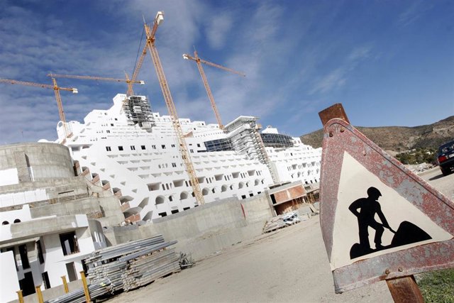 Archivo - El hotel construido en el paraje del Algarrobico, en Carboneras (Almería)