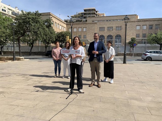 La presidenta del Govern, candidata a la reelección y secretaria general del PSIB, Francina Armengol, junto al alcalde de Palma y candidato a la reelección, José Hila, anunciando las propuestas de su partido para la conciliación 