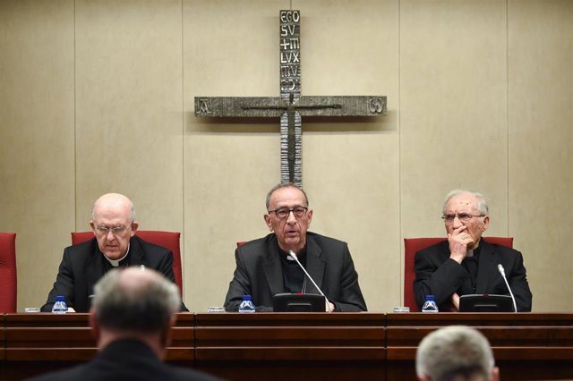 (I-D) El cardenal arzobispo de Madrid, Carlos Osoro; el presidente de la Conferencia Episcopal Española, Juan José Omella Juan José Omella, y el cardenal Antonio María Rouco Varela, en la 121º Asamblea Plenaria.