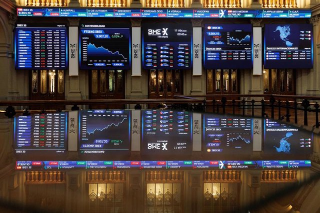 Varios paneles del IBEX 35 en el Palacio de la Bolsa de Madrid, a 11 de abril de 2023, en Madrid (España).