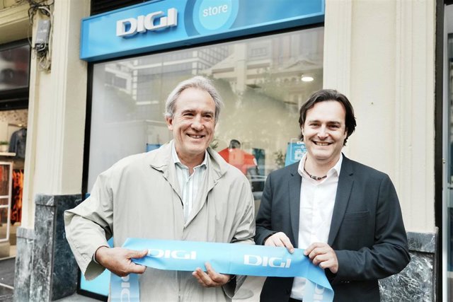 El Chief Commercial Officer de DIGI España, Ángel Álvarez, y el ex jugador del Athletic Club de Bilbao y embajador de la Fundación Athletic, Jon Andoni Goikoetxea, en la inauguración de la tienda de DIGI en Bilbao.