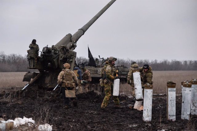 Archivo - Les tropes ucraïneses disparen contra Bakhmut.