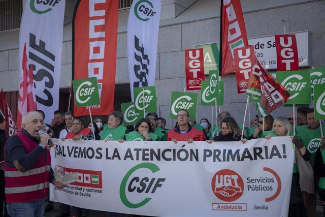 Archivo - Concentración convocada por los sindicatos CCOO, CSIF y UGT para reclamar mejoras en la atención primaria el centro de salud de Las Letanías, Sevilla, foto de archivo