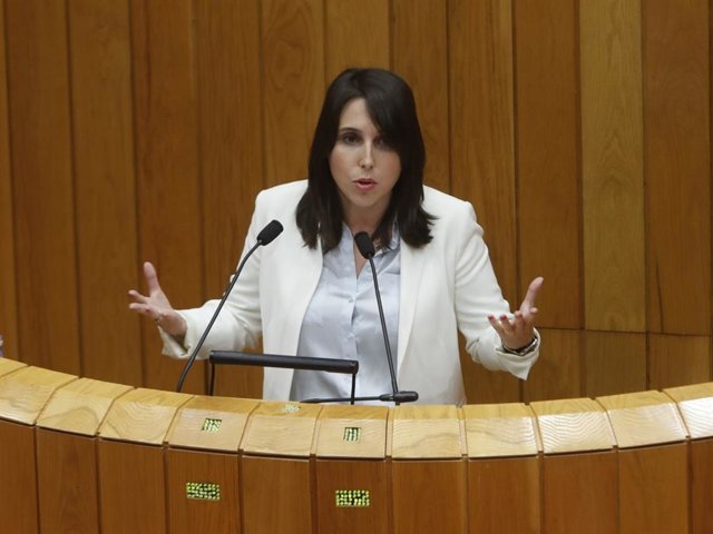 Archivo - La conselleira de Promoción do Emprego e Igualdade, María Jesús Lorenzana, en el Parlamento