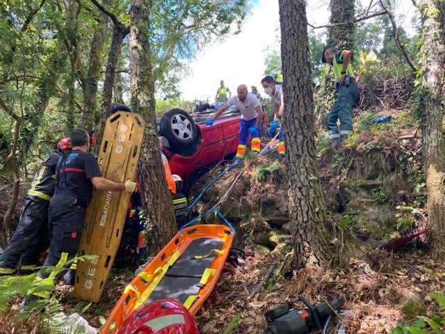 Accidente con un fallecido en Arnoia (Ourense) al caerse por un terraplén un vehículo que viajaba de Arnoia a Cartelle. Los ocupantes habían ido al PAC para unas curas.
