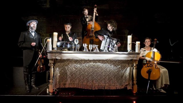 Escena De 'Kar Repass, Cabaret De Anna Karenina'