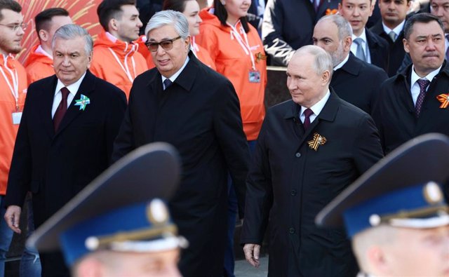 El presidente de Rusia, Vladimir Putin, junto a su homólogo de Uzbekistán, Shavkat Mirziyoyev, y de Kazajistán, Kasim Jomart Tokayev, durantel el desfile militar del Día de la Victoria en Moscú