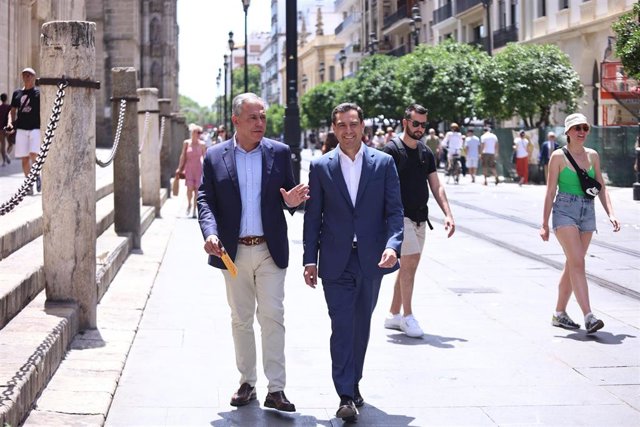 José Luis Sanz y Juama Moreno pasean por la Avenida de la Constitución antes de presentar los detalles del proyecto 'Sevilla eje central'.