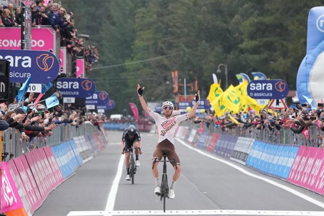 El ciclista Aurélien Paret-Peintre (AG2R Citroën Team) ganó este martes la cuarta etapa del Giro de Italia, disputada entre Venosa y Lago Laceno sobre 175 kilómetros, en un mano a mano con su compañero de fuga Andreas Leknessund (Team DSM)