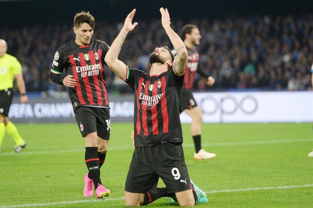 Olivier Giroud celebra un gol con el AC Milan.