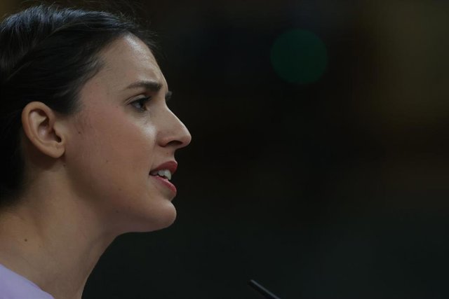 La ministra de Igualdad, Irene Montero, interviene durante una sesión plenaria en el Congreso de los Diputados, a 20 de abril de 2023, en Madrid (España).