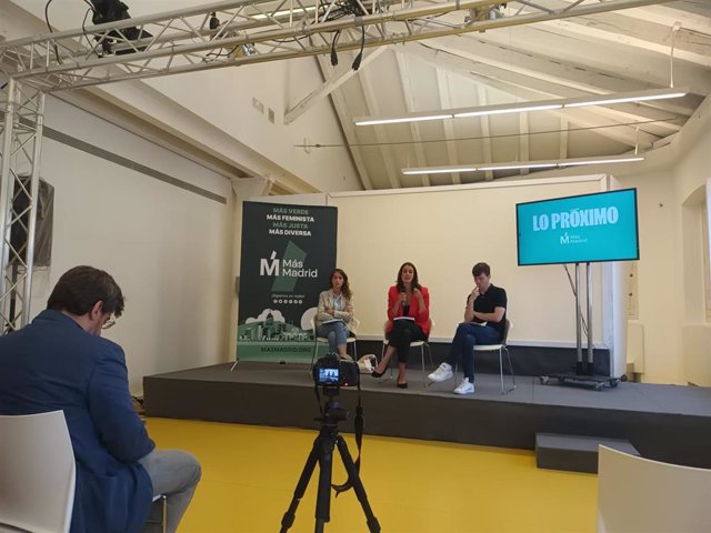 La candidata de Más Madrid a la Alcaldía, Rita Maestre, junto con el portavoz de campaña, Eduardo Fernández Rubiño, y la candidata Sara Ladra