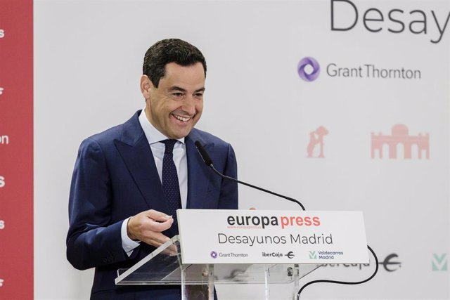 El presidente de la Junta de Andalucía, Juanma Moreno, interviene durante un desayuno Madrid de Europa Press, a 10 de mayo de 2023, en Madrid (España).