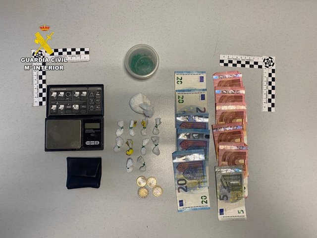 Detenido tras ser sorprendido traficando con droga por un guardia civil fuera de servicio en Monòver