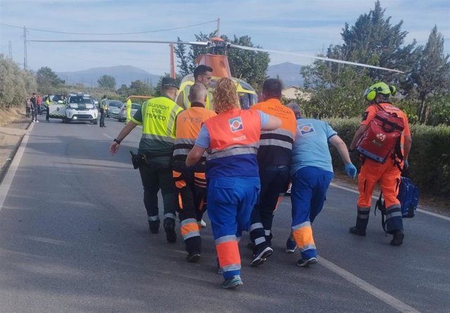 Evacuación de un herido tras un accidente de tráfico.