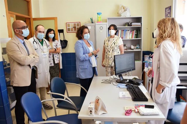 La consejera de Salud y Consumo, Catalina García, visita el centro de salud de Albolote