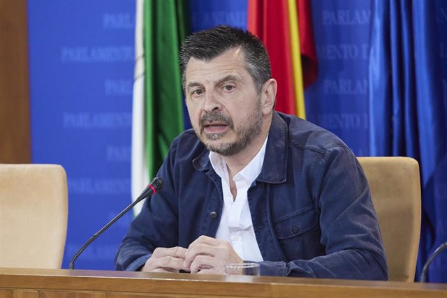 El portavoz del Grupo Parlamentario Popular, Toni Martín, durante la ronda de ruedas de prensa de portavoces de los grupos parlamentarios con motivo de la reunión de la Mesa y de la Junta de Portavoces en el Parlamento de Andalucía, a 10 de mayo de 2023 e