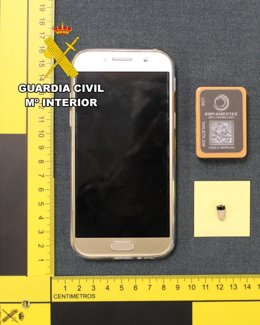 Intercomunicador prohibido detectado durante un examen de conducir.