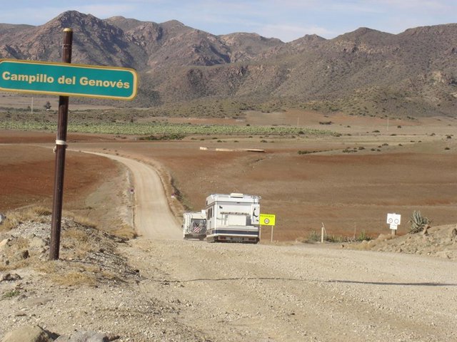 Archivo - Uno de los caminos de acceso a playas del Parque Natural de Cabo de Gata-Níjar (Almería).
