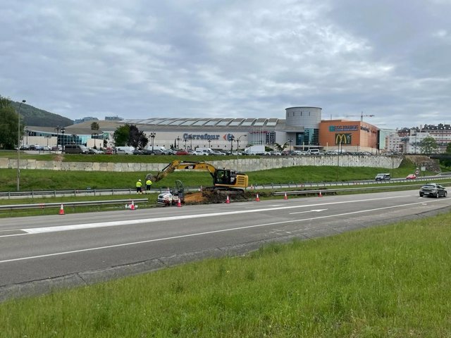 Obras en la margen derecha de la A-66 en Oviedo.