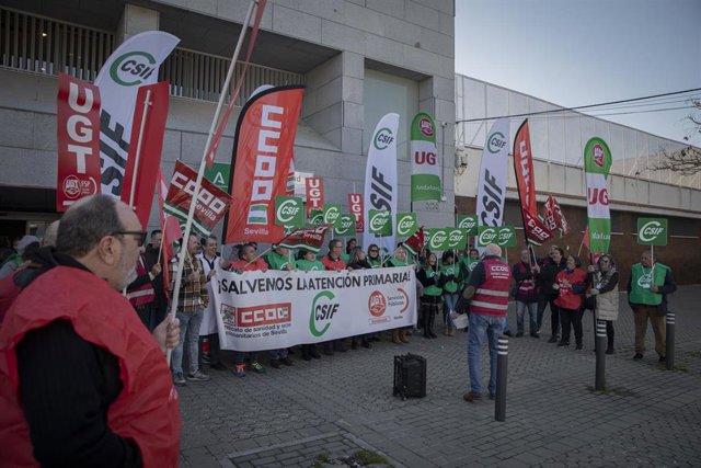 Archivo - Concentración convocada por los sindicatos CCOO, CSIF y UGT para reclamar mejoras en la atención primaria el centro de salud de Las Letanías, foto de archivo