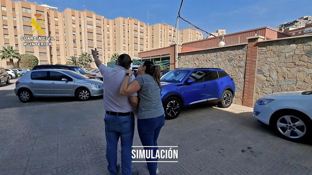 Simulación de un hurto a través del método del "abrazo cariñoso".