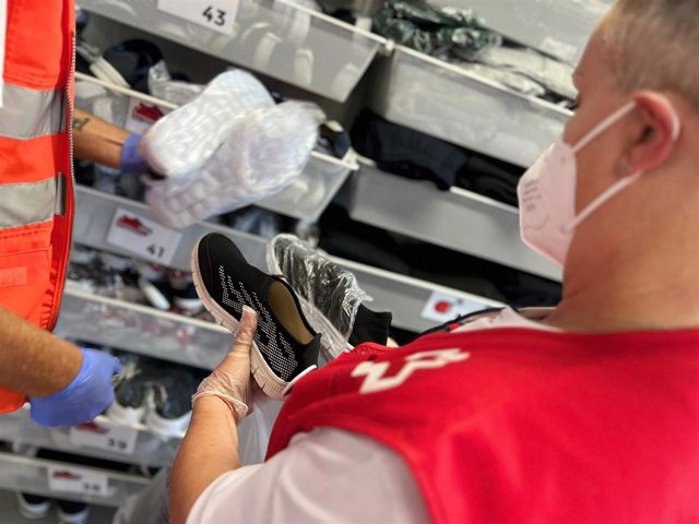 Efectivos de Cruz Roja tras la llegada de una patera a Alicante.