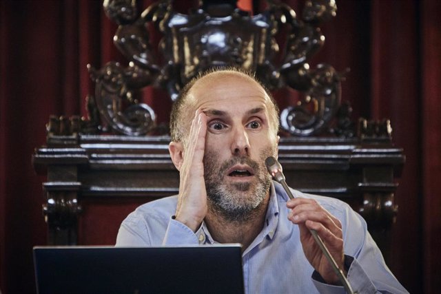 El alcalde de Ourense, Gonzalo Pérez Jácome, interviene durante una rueda de prensa, en el Ayuntamiento, a 10 de mayo de 2023, en Ourense, Galicia (España). El alcalde presentó una denuncia en los Juzgados de Ourense por un ‘supuesto delito de espionaje c