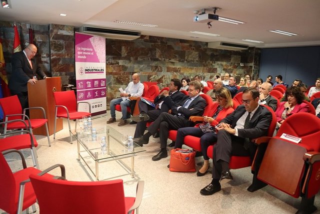 El presidente del Colegio de Ingenieros Industriales de Valladolid, Iñaki Bengoetxea, en el acto inaugural de la jornada.