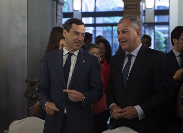 El candidato del PP a la Alcaldía de Sevilla, José Luis Sanz (d), junto al presidente de la Junta de Andalucía, Juanma Moreno (i) en un desayuno informativo. (Foto de archivo).