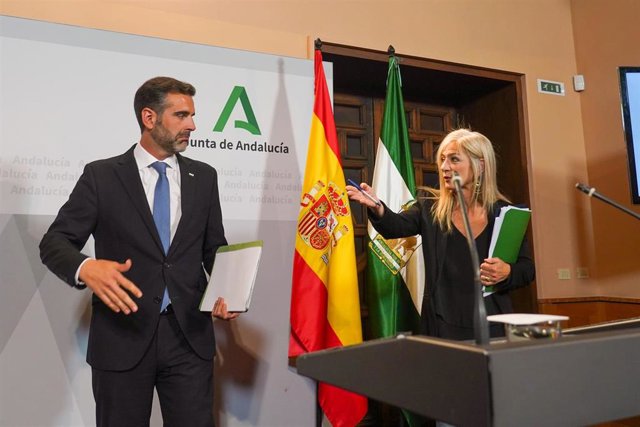 El consejero de Sostenibilidad, Medio Ambiente y Economía Azul y portavoz del Gobierno, Ramón Fernández Pacheco, y la consejera de Desarrollo Educativo y Formación Profesional, Patricia del Pozo, al llegar a la rueda de prensa tras el Consejo de Gobierno