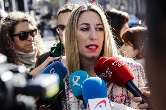 María Guardiola con el documento de su programa electoral.