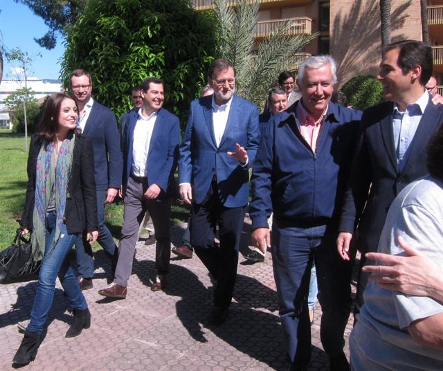Archivo - Mariano Rajoy con Juanma Moreno, Javier Arenas, José Antonio Nieto, Andrea Levy y Javier Maroto, en una foto de archivo del año 2016.