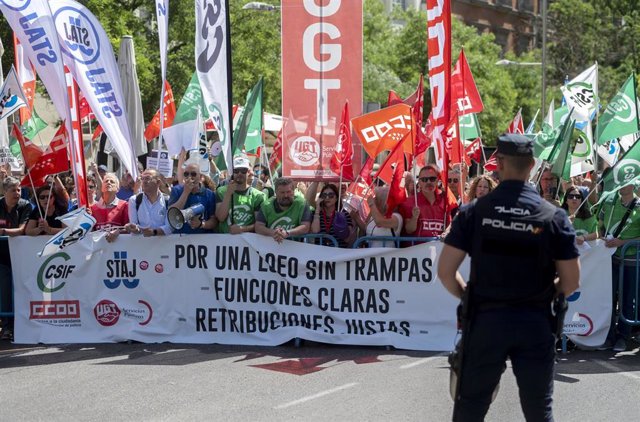 Un agente de policía frente a una manifestación de jueces y fiscales, a 9 de mayo de 2023, en Madrid (España). 