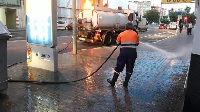 Operarios de limpieza en Alicante.