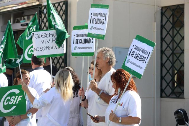 Médicos y personal sanitario en la puerta del centro médico en protesta de la situación de la Atención Primaria, a 11 de mayo de 2023 en Málaga, (Andalucía, España)