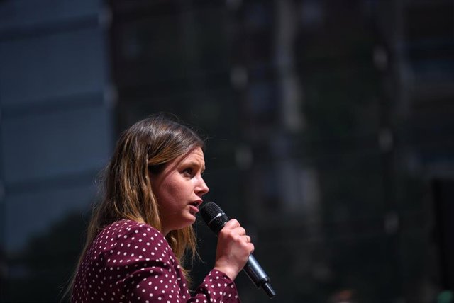 La candidata de Podemos a la Presidencia de la Comunidad de Madrid, Alejandra Jacinto, interviene durante el acto de precampaña de Podemos ‘Valentía y feminismo para transformar’, junto al mural feminista de Getafe, a 5 de mayo de 2023, en Getafe, Madrid 