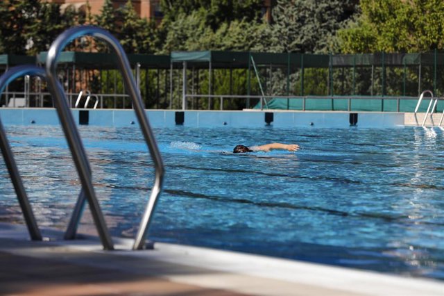 Archivo - Una persona nada en la piscina del Centro Deportivo Municipal Vicente del Bosque