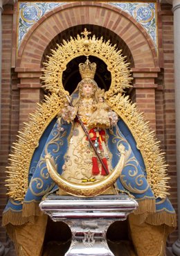 La Virgen de Alharilla en su santuario, preparada para la romería.
